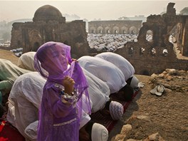 Mladá indická muslimka se pedvádí bhem modliteb k svátku Eid al-Adha (7....