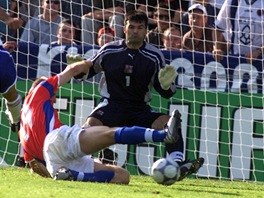 Fotbalový branká Pavel Srníek se v brán pokouí chytnout mí vystelený...