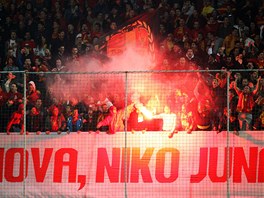 ERNOHORSKÝ OHE. Fanouci na stadionu v Podgorici podporovali fotbalisty erné