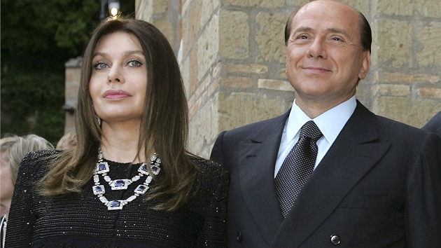 Berlusconi se svou posledn manelkou Veronikou Lariovou. V kvtnu 2010 se po dvacetiletm manelstv dohodli na rozvodu. Bval herece dola trplivost s milostnmi aframi vce ne sedmdestiletho manela.