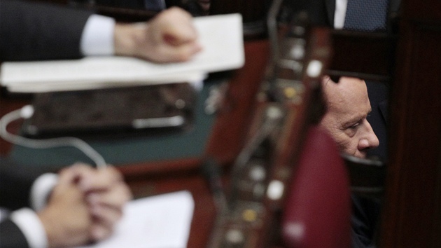 Bval italsk premir Silvio Berlusconi bhem hlasovn o dve nov vld v doln komoe parlamentu (18. listopadu 2011)