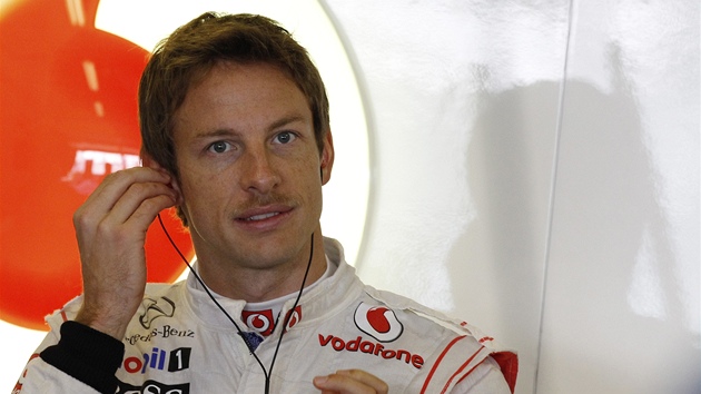 Jenson Button pi prvním tréninku na Velkou cenu Abú Zabí