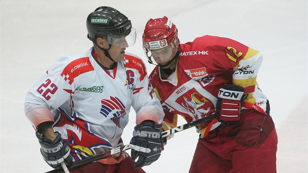 Michal Tvrdík z Hradce (vpravo) a Jan Mikel z Olomouce. Michal Tvrdík z Hradce (vpravo) a Jan Mikel z Olomouce.