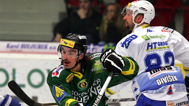 Travis Gawryletz z Karlových Varů v souboji s Tomášem Divíškem z Komety Brno. Travis Gawryletz z Karlových Varů v souboji s Tomášem Divíškem z Komety Brno.