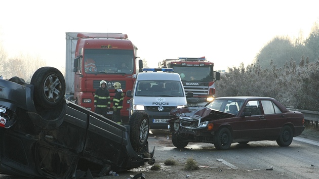 Ti auta havarovala ráno na kluzkém dálniním pivadi u Ejpovic (14.11.2011)