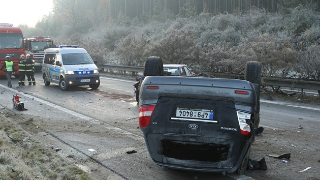 Ti auta havarovala ráno na kluzkém dálniním pivadi u Ejpovic (14.11.2011)