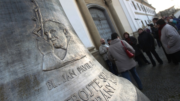 Ve Veselí nad Moravou vyzdvihl v úterý jeáb do bán kostela sv. Andl dva