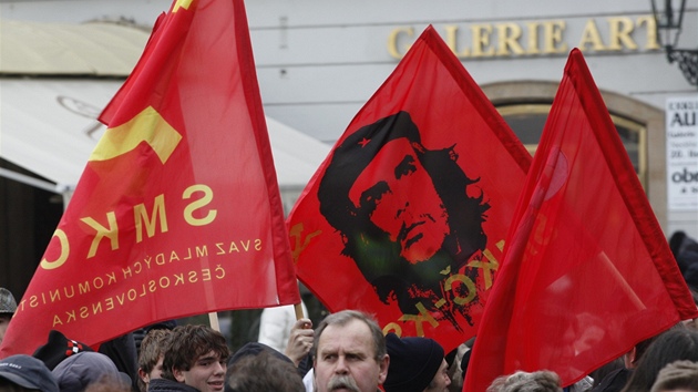 Demonstranti nespokojení s pomry v eské republice pohbívali na Staromstském námstí ideály demokracie. Na míst nechybla ada politik SSD a KSM.