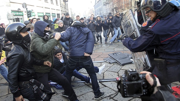 Pi protestech proti rozpotovým krtm a nezamstnanosti v Milán dolo k nkolika stetm policist s demonstranty.