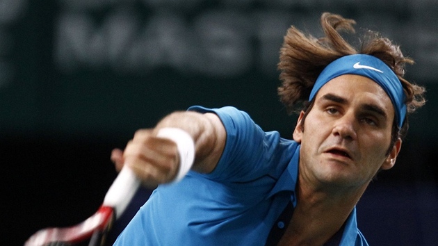 SERVIS. výcar Roger Federer podává v souboji s Tomáem Berdychem. 