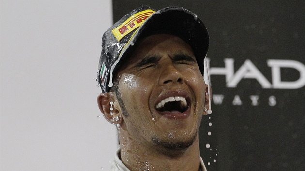 OSLAVA. Brit Lewis Hamilton se raduje po vítzství v Abu Zabí. 