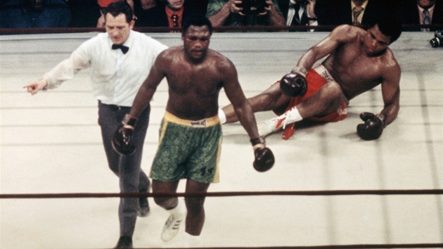 Slavný souboj v Madison Square Garden ukonil Frazier KO. Ali protestoval,