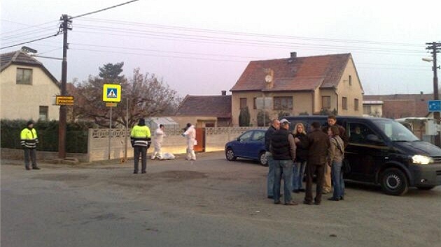Policist vyjdli v nedli rno do obce Velik Ves na Praze - vchod.