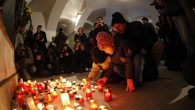 Pieta na Národní t�íd� v Praze u p�íle�itostí vzpomínky na 17. listopad 1989
