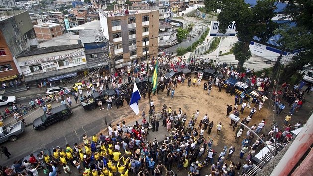 Policist vyvuj vlajky Brazlie a sttu Rio de Janeiro v kriminalitou prolezlmu slumu Rocinha po razii nazvan ok z mru. V chudinsk tvrti zstanou kvli blcmu se fotbalovmu ampiontu a olympid jaksi mrov sbory, kter budou dohlet na bezpenost.