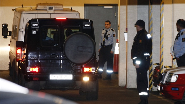 Policejní vozy piváejí Anderse Behringa Breivika k prvnímu veejnému soudnímu