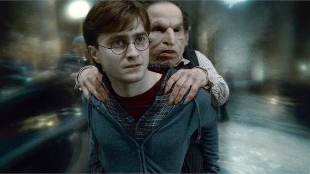 Warwick Davis s Danielem Radcliffem v zvrenm dlu filmov sgy o Harrym Potterovi