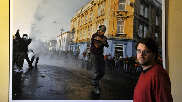 Fotoreportér Reflexu Stanislav Krupař pózuje u svého snímku, který získal titul Fotoreportér Reflexu Stanislav Krupař pózuje u svého snímku, který získal titul