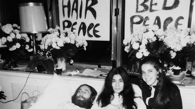 Yoko Ono s Johnem Lennonem pi "leen za mr" v roce 1969 v Montrealu