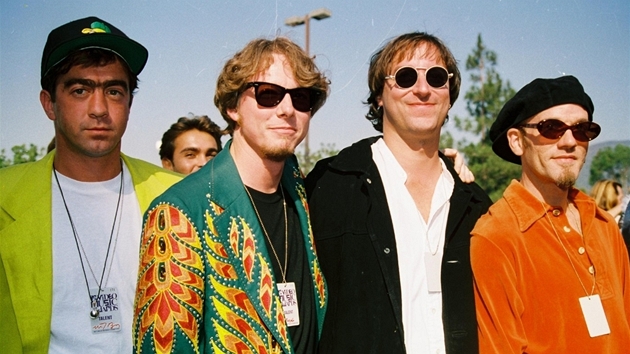 Kapela R.E.M. v kompletní sestav: zleva Bill Berry, Mike Mills, Peter Buck a...