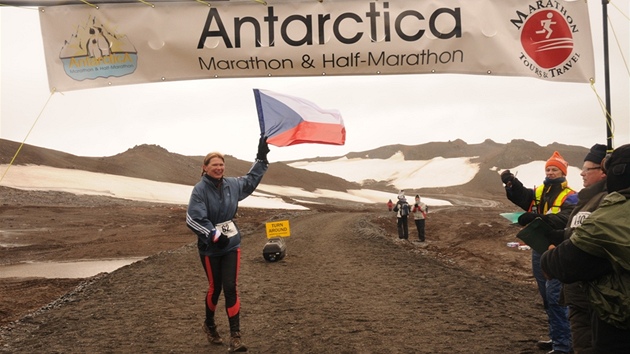Ultramaratonkyn Ivana Pilaová dobíhá do cíle závodu v Antarktid.