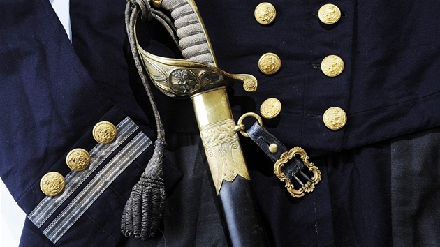 Cochranova uniforma a zdoben osobn zbra z doby, kdy byl kontradmirlem Krlovskho nmonictva
