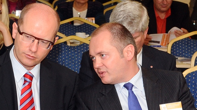 Bohuslav Sobotka a Michal Hašek na programové konferenci ČSSD. Bohuslav Sobotka a Michal Hašek na programové konferenci ČSSD.