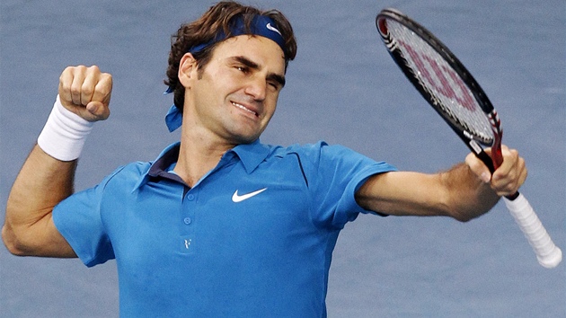 AMPION. Roger Federer slav triumf na turnaji serilu Masters v Pai.