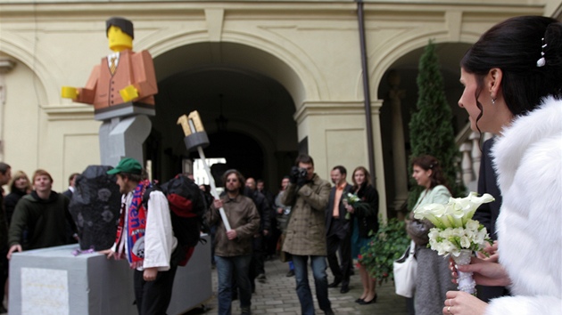 Recesistická skupina ít Brno vyrobila pro primátora Romana Onderku sochu,