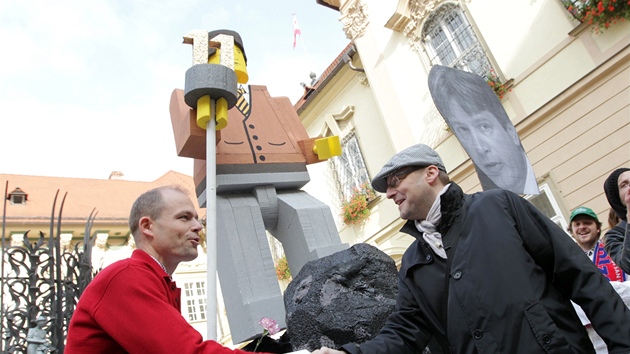 Recesistická skupina ít Brno vyrobila pro primátora Romana Onderku sochu,