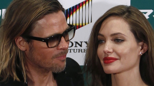 Brad Pitt a Angelina Jolie na premiée filmu Moneyball v Japonsku