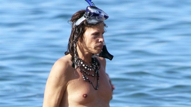 Steven Tyler se na Havaji potápl, surfoval i pádloval.