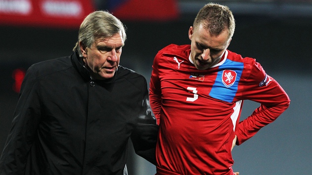 BOLEST V ZÁDECH. Už v druhé minutě dopadl český stoper Michal Kadlec bolestivě BOLEST V ZÁDECH. Už v druhé minutě dopadl český stoper Michal Kadlec bolestivě