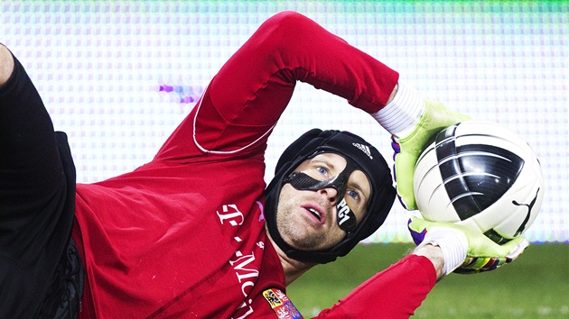 Brank Petr ech na trninku fotbalov reprezentace s maskou, kterou nos kvli zlomenmu nosu. 