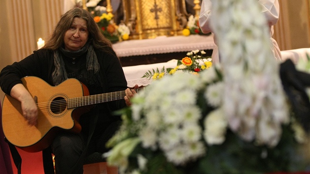 Na posledním rozlouení hrála a zpívala "Magorovi" také jeho pítelkyn Dáa...