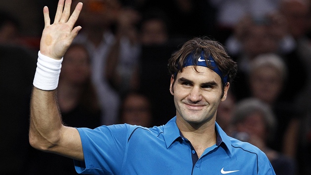Roger Federer zdraví diváky po svém paíském triumfu.