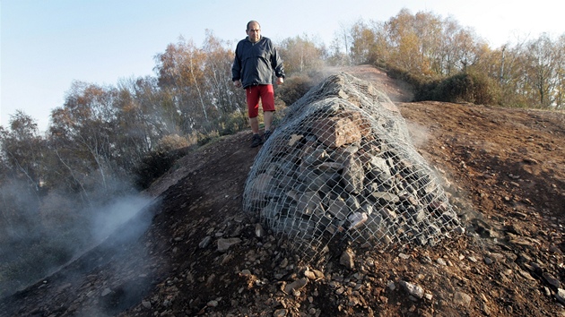 Kamenný val, který chrání turisty na hald Ema ped jedovatými plyny.