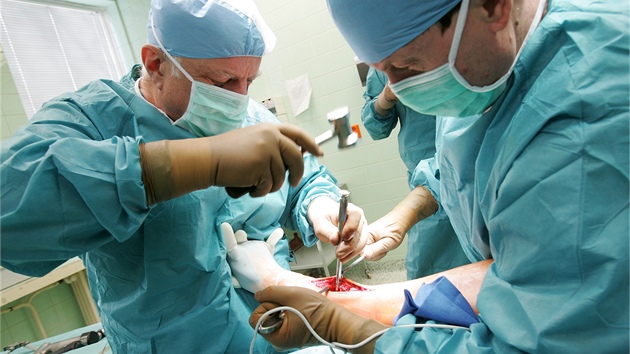 Lékai sokolovské nemocnice pi unikátní operaci nového typu endoprotézy