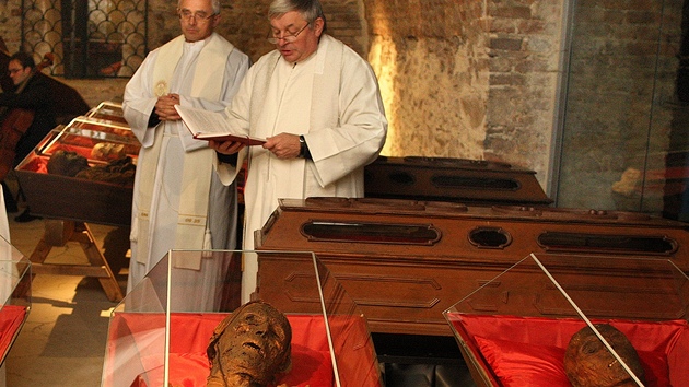 Svěcení klatovských katakomb před jejich znovuotevřením. Svěcení klatovských katakomb před jejich znovuotevřením.
