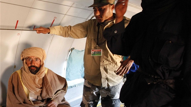 Syn Muammara Kaddáfího Sajf Islám sedí v letadle na letitní ploe v Ziltánu,