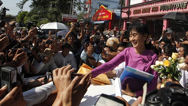 Barmská disidentka Do Aun Schan Su ij se ped sídlem NLD zdraví s lidmi poté,