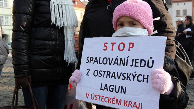 Na litomickém námstí protestovalo zhruba tisíc lidí proti pálení kal z