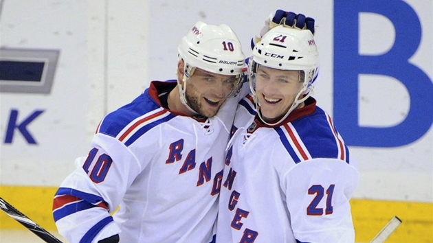 Marián Gáborík (vlevo) a Derek Stepan slaví trefu New Yorku Rangers.