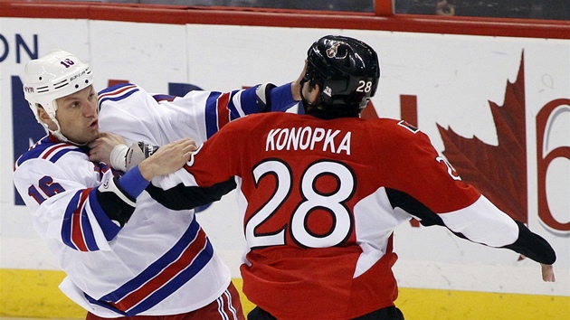 Sean Avery (vlevo) z NY Rangers v pstním souboji se Zenonem Konopkou z Ottawy.