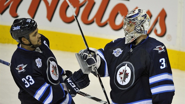 Ondej Pavelec v brance Winnipegu a jeho spoluhrá Dustin Byfuglien slaví výhru.