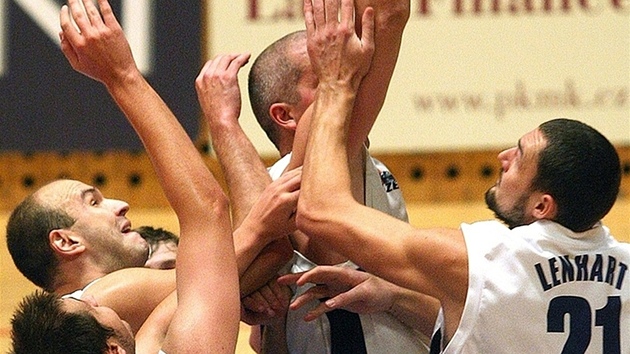 TRMA VRMA. Pod košem se potkali kolínští Uroš Benáček (vlevo dole) a Stanislav TRMA VRMA. Pod košem se potkali kolínští Uroš Benáček (vlevo dole) a Stanislav