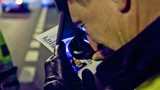 Policista zastavuje na pražské magistrále auto během bezpečnostní akce. Policista zastavuje na pražské magistrále auto během bezpečnostní akce.