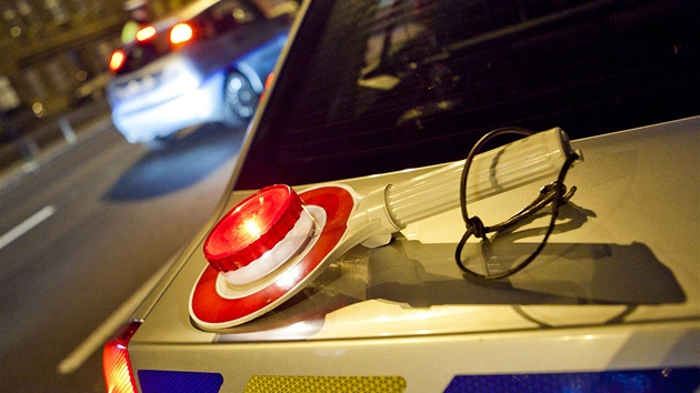 Policista zastavuje na pražské magistrále auto během bezpečnostní akce. Policista zastavuje na pražské magistrále auto během bezpečnostní akce.
