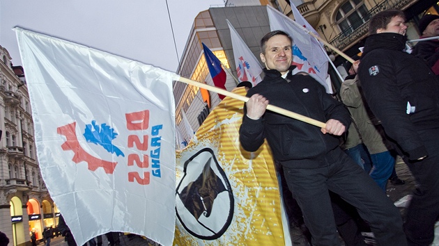 Pznivci Dlnick strany sociln spravedlnosti thli 17. listopadu Prahou.