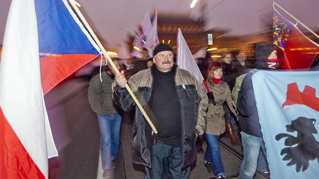 Pznivci Dlnick strany sociln spravedlnosti thli 17. listopadu Prahou. 